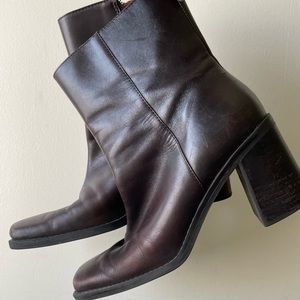 brown ankle booties square shaped small heel 

Policies.  ♡ No refund.